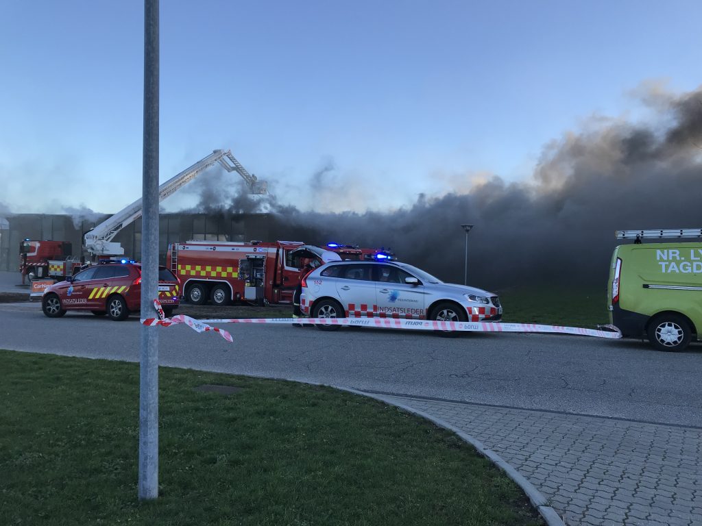 Stor Brand I Bilforretning Danmarkc Tv