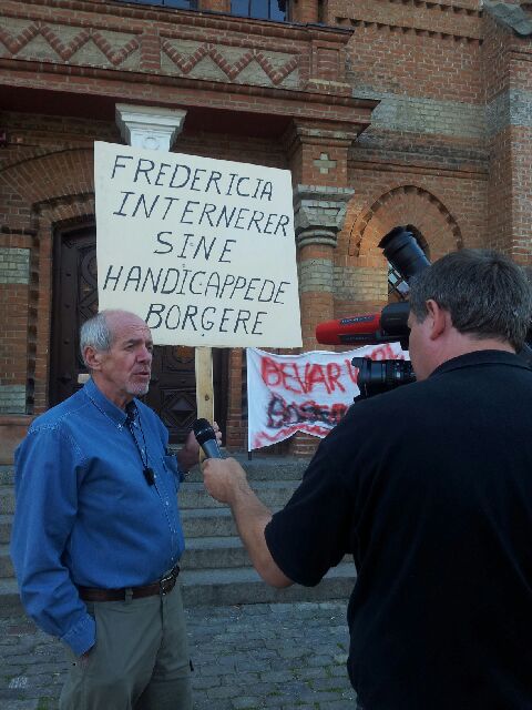 STORT FREMMØDE VED DEMONSTRATION