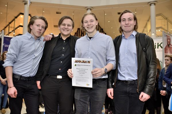 Gruppen Techdras fra IBC Fredericia Middelfart med Martin, Mikkel, Mathias, Sebastian og Anders løb med 1. pladsen i deres kategori Science & Technology. (Foto: IBC Fredericia Middelfart/Thomas Kvist Christiansen.)
