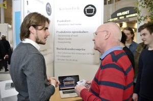Erhvervsfolk fra lokalområdet lyttede på de unges ideer og spurgte ind til blandt andet forretningsplaner, økonomi og markedsføring, hvorefter de gav dem point. Her er det IBC-holdet KitchenTech der har dommerbesøg. (Foto: IBC Fredericia Middelfart/Thomas Kvist Christiansen.)