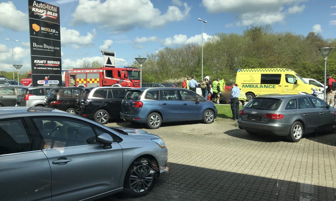 CYKLIST VÆLTEDE VED TRAFIKERET KRYDS PÅ STRANDVEJEN - DanmarkC TV