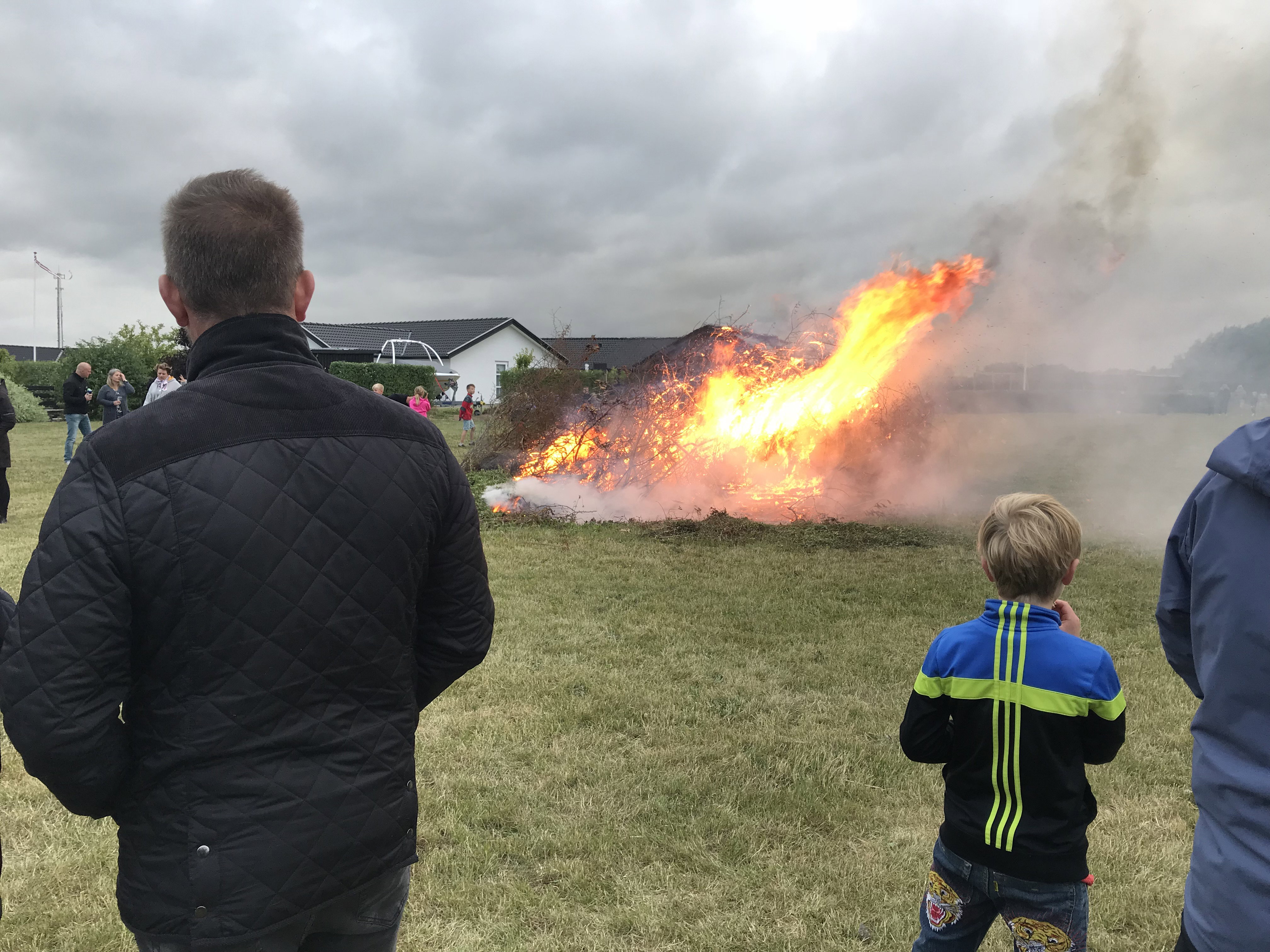 Midsommer, Sankt Hans og bål hører sammen. Men hvorfor?