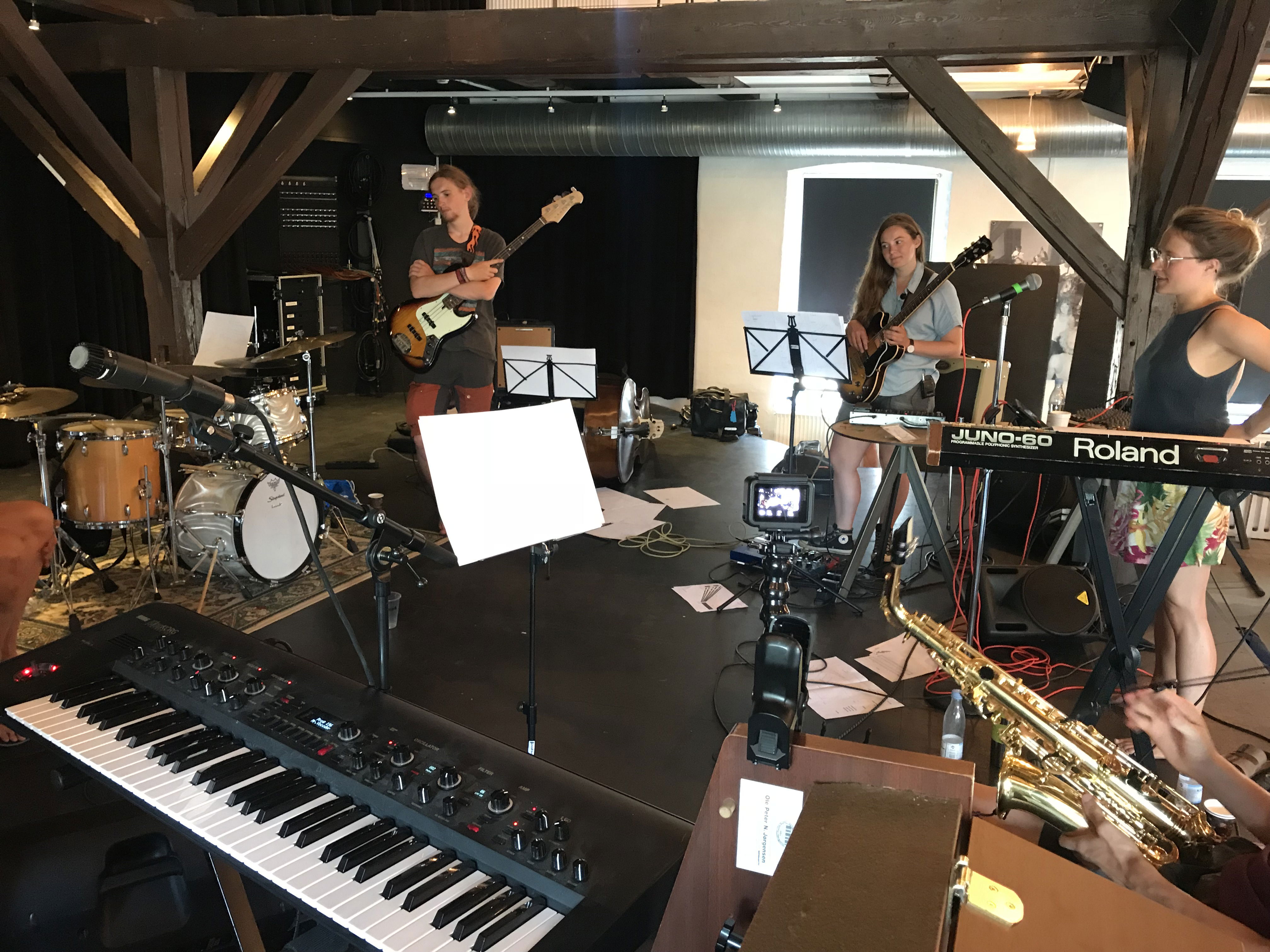 UNGE SAMLET OM IMPROVISIONSMUSIK I FREDERICIA : ELISABETH LEVER FOR - OG MED MUSIKKEN