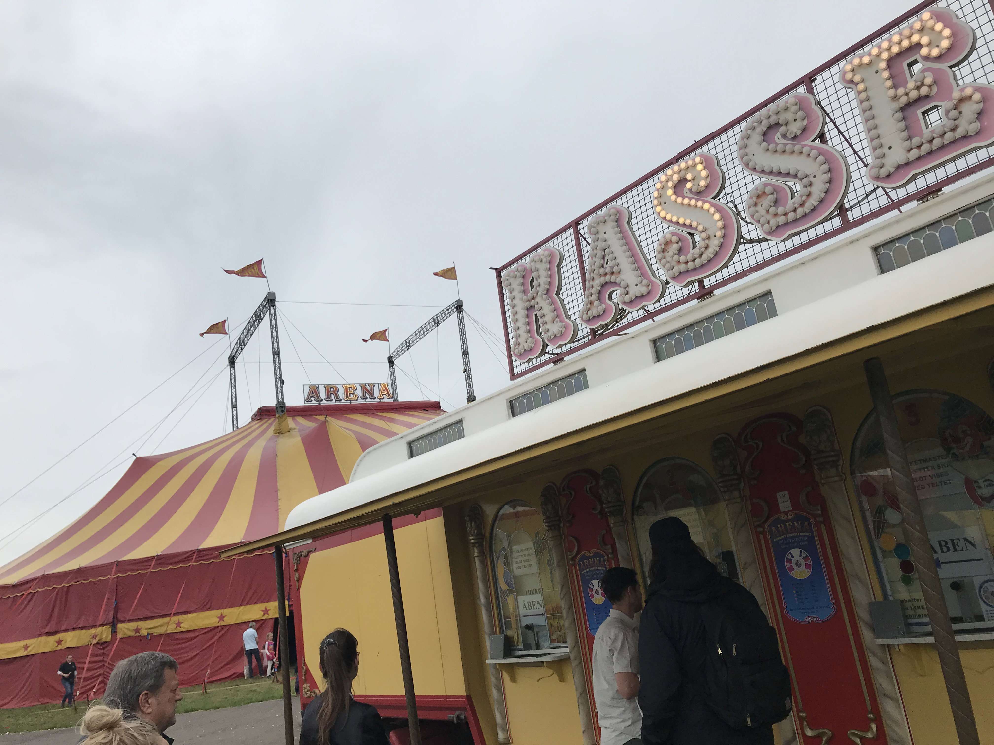 GODKENDT! : CIRKUS ARENA SPILLEDE FORESTILLING PÅ HAVNEFRONTEN