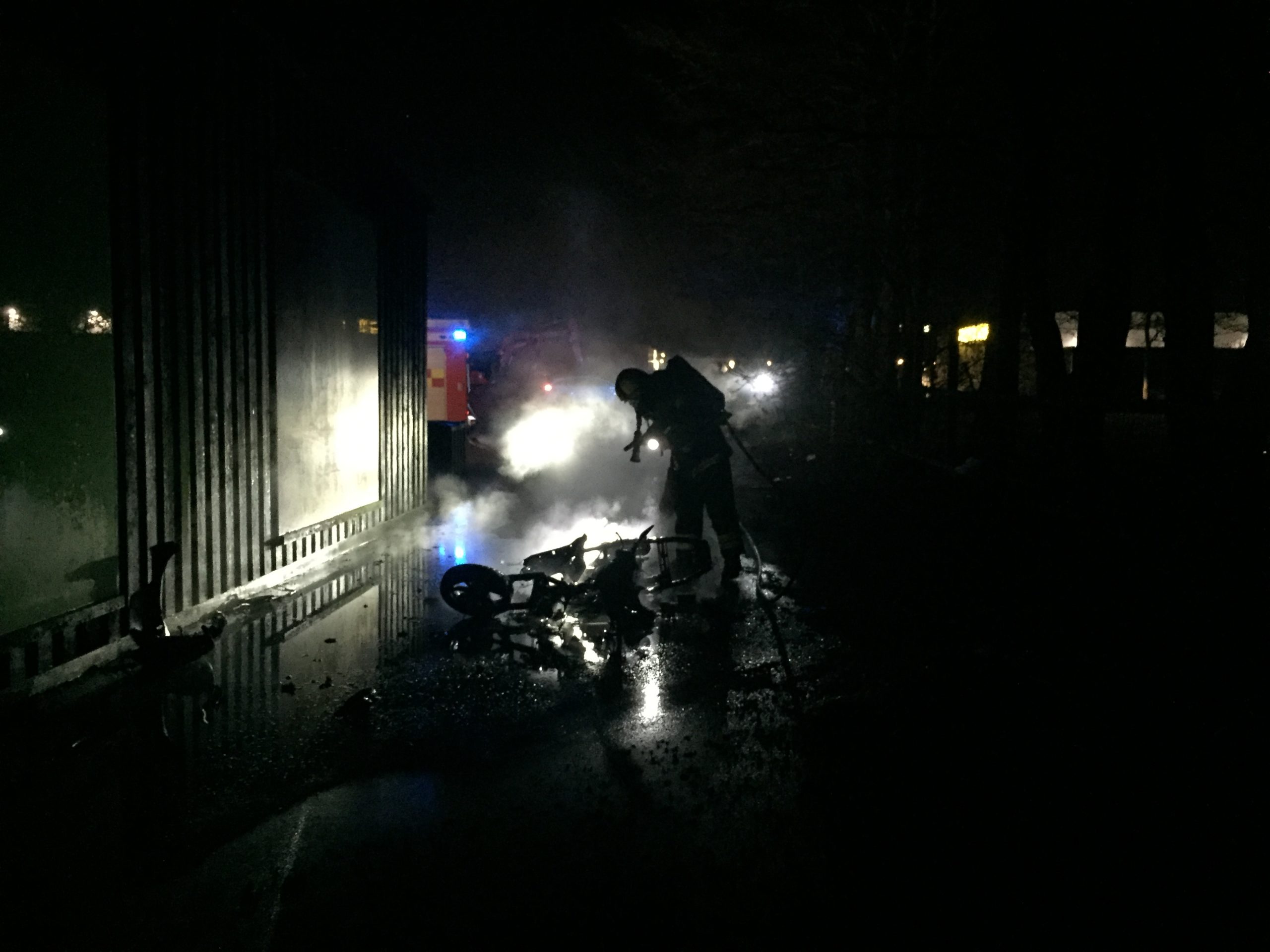 Knallert stukket i brand bagved Fakta på Vejlevej