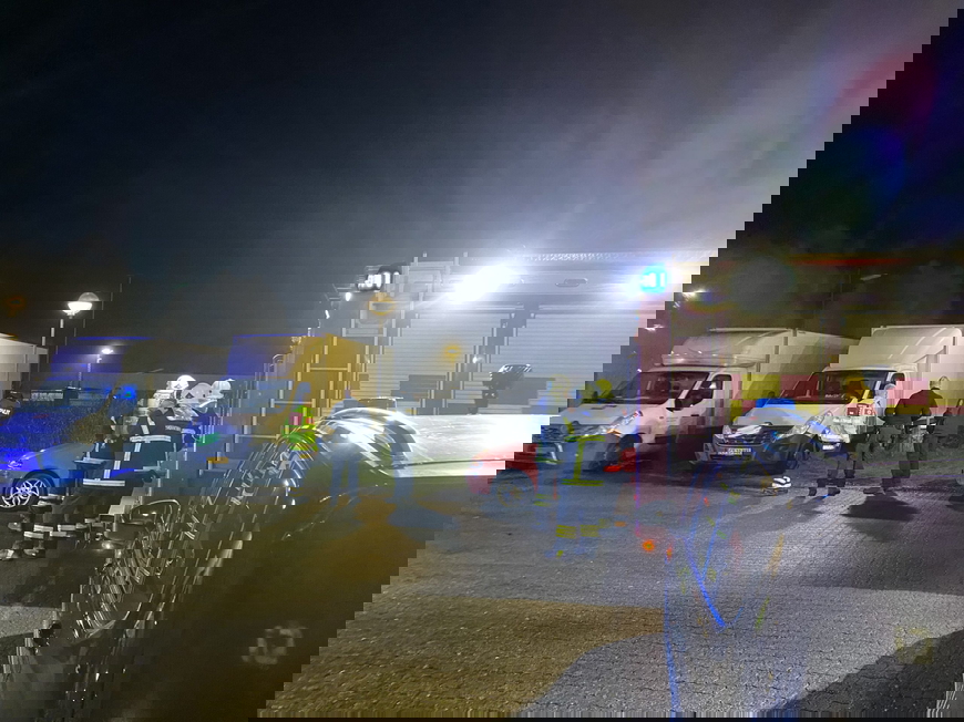 Varebil påkører elskab der bryder i brand