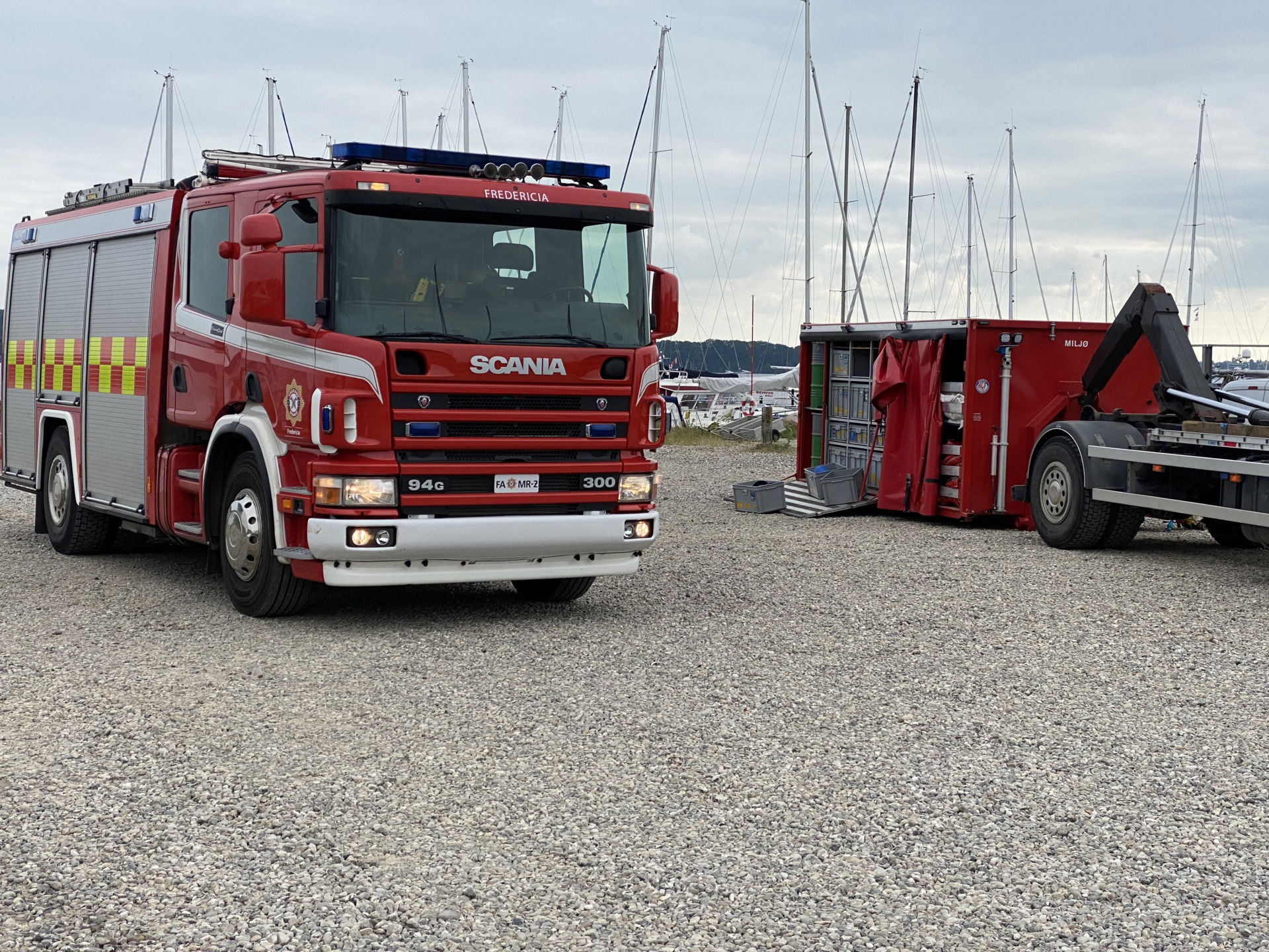 Oliefilm ved båd i havnen i Skærbæk