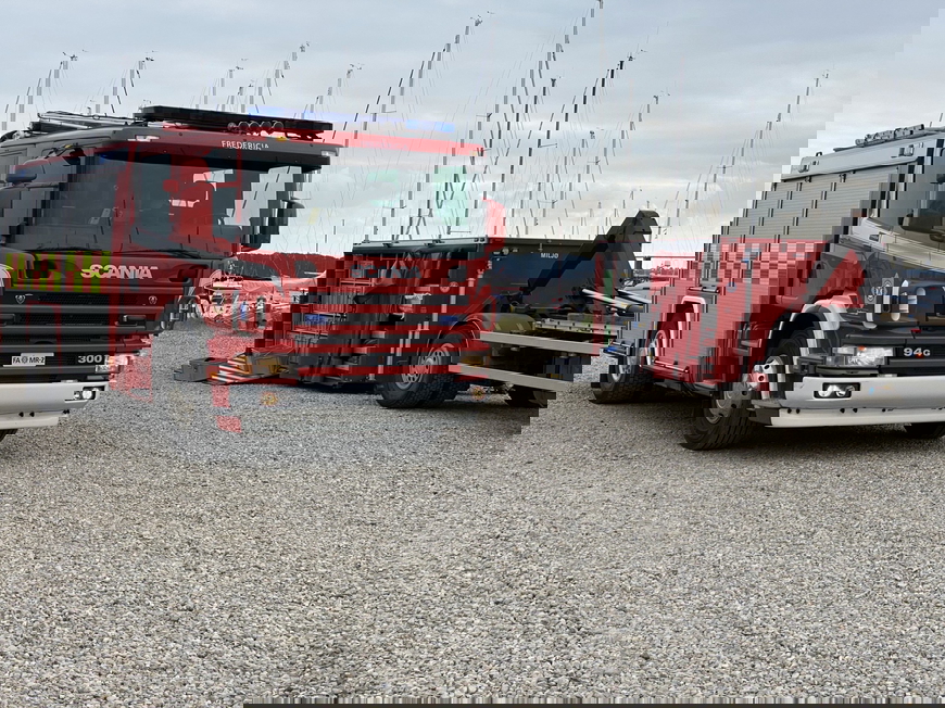 Oliefilm ved båd i havnen i Skærbæk