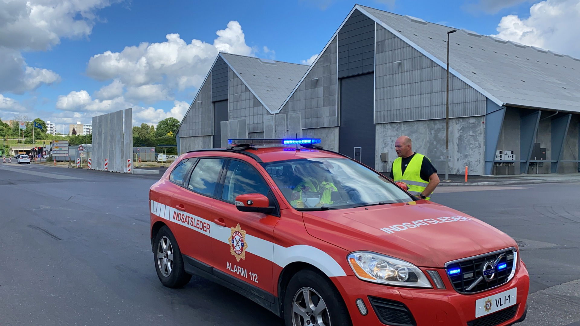 Brand i stor mængde træpiller ved havnen