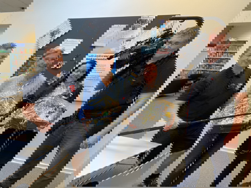 Overrasket: Hanne og Mette fik uventet besøg på deres arbejdsplads