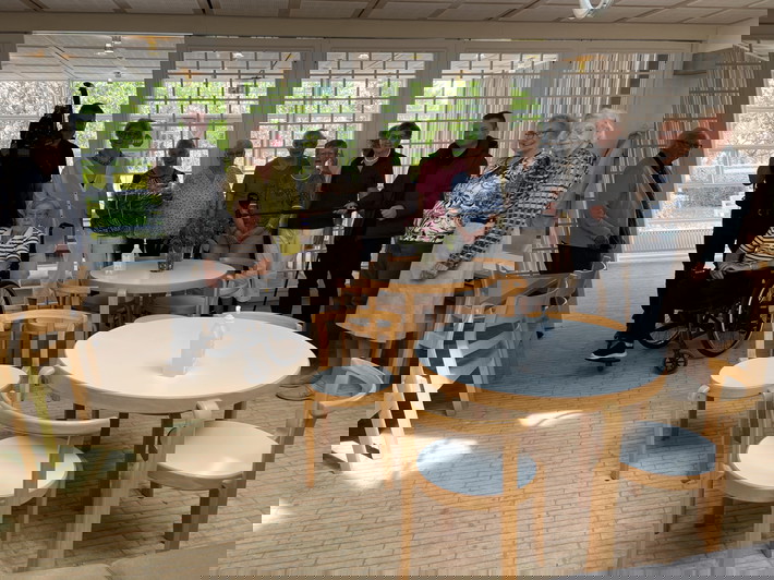 Sidste dag med Ingrid ved stoleryggen