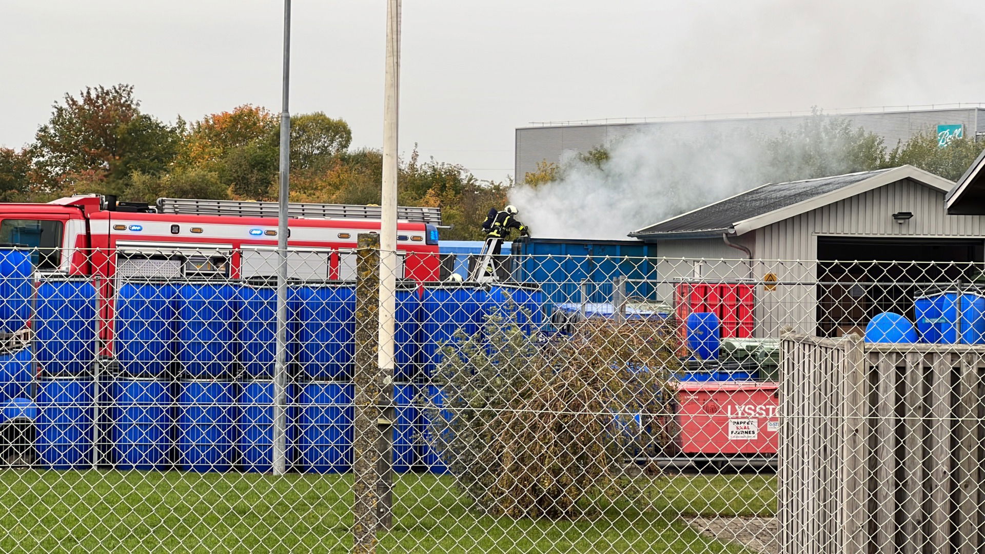 Brand i container med miljøfarligt affald