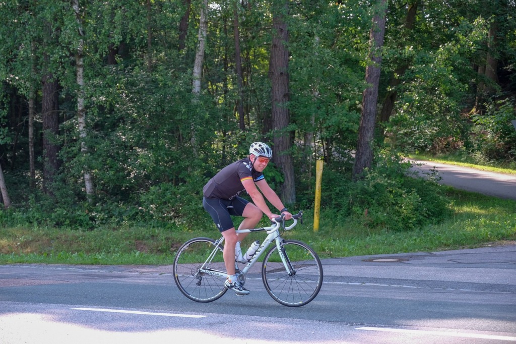 Konflikt På Landevejen: Cyklister Og Bilister Kæmper Om Pladsen ...