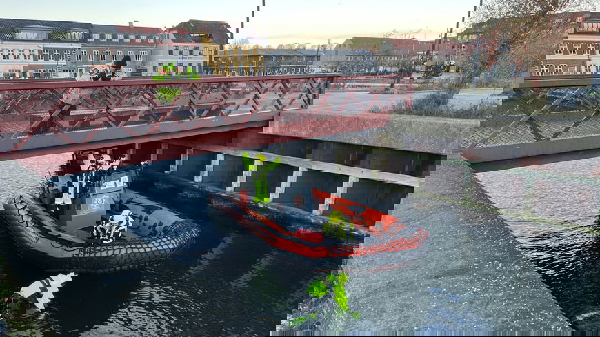 Person frygtes faldet i havnen