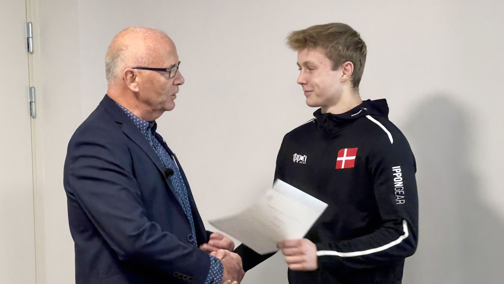 Lions Club Elbo støtter lokalt stortalent i judo med donation