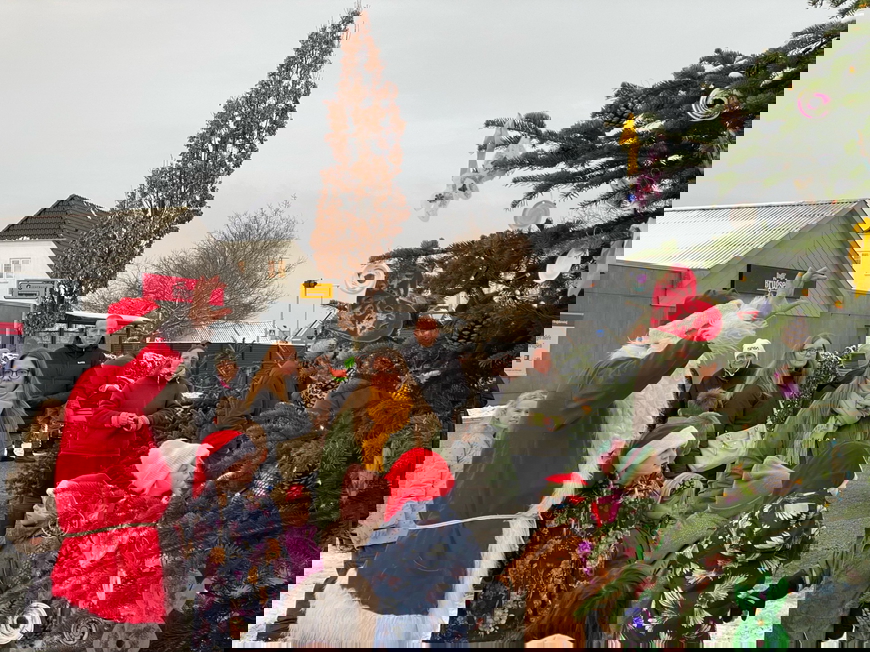 Julemanden hentede børn i Egeskov Kirke og tændte juletræ på Egeskov Torv