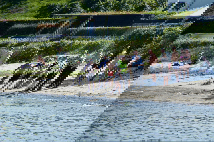 Badegæster opdagede noget uventet i vandet