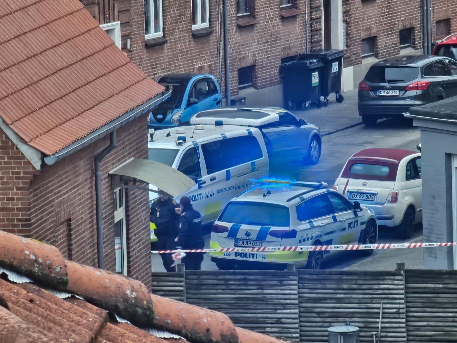 Biljagt i Fredericia: To unge mænd anholdt efter at deres flugtbil forulykkede