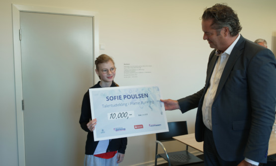 Paraatlet fik overrakt check  billed